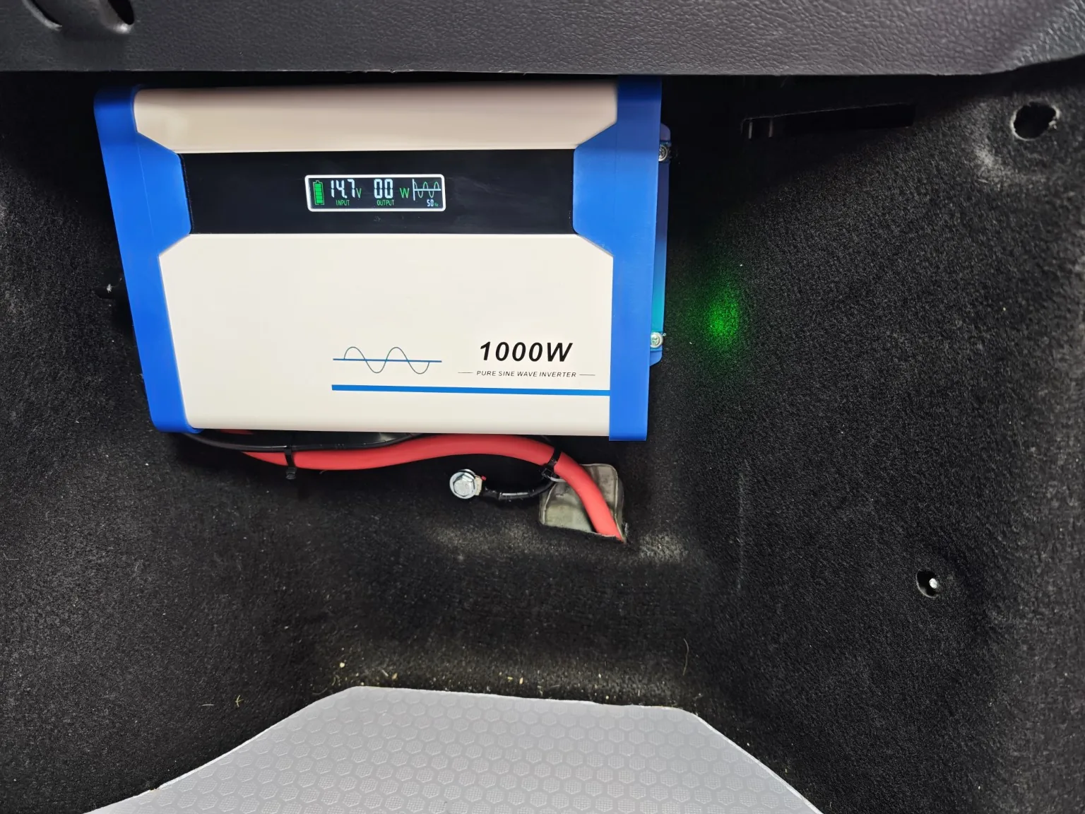 1000W pure sine wave inverter fitted in a vehicle