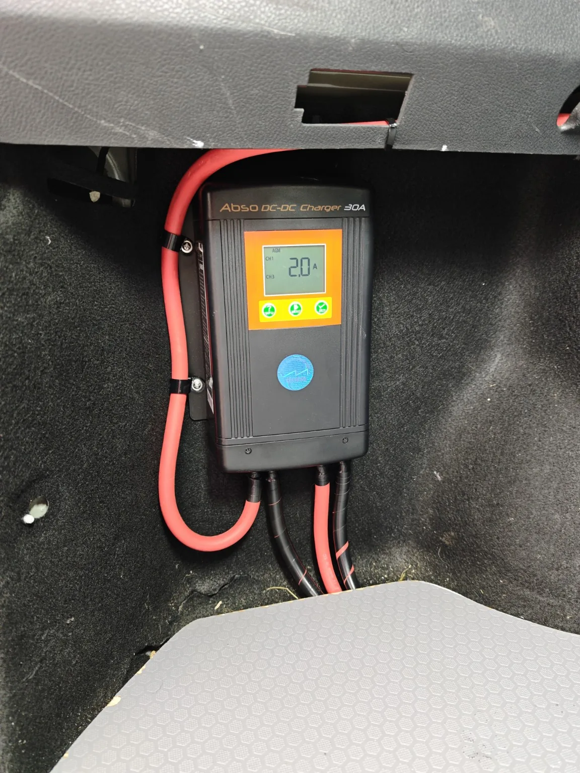 30 amp DC-DC charger installed for an auxiliary leisure battery system